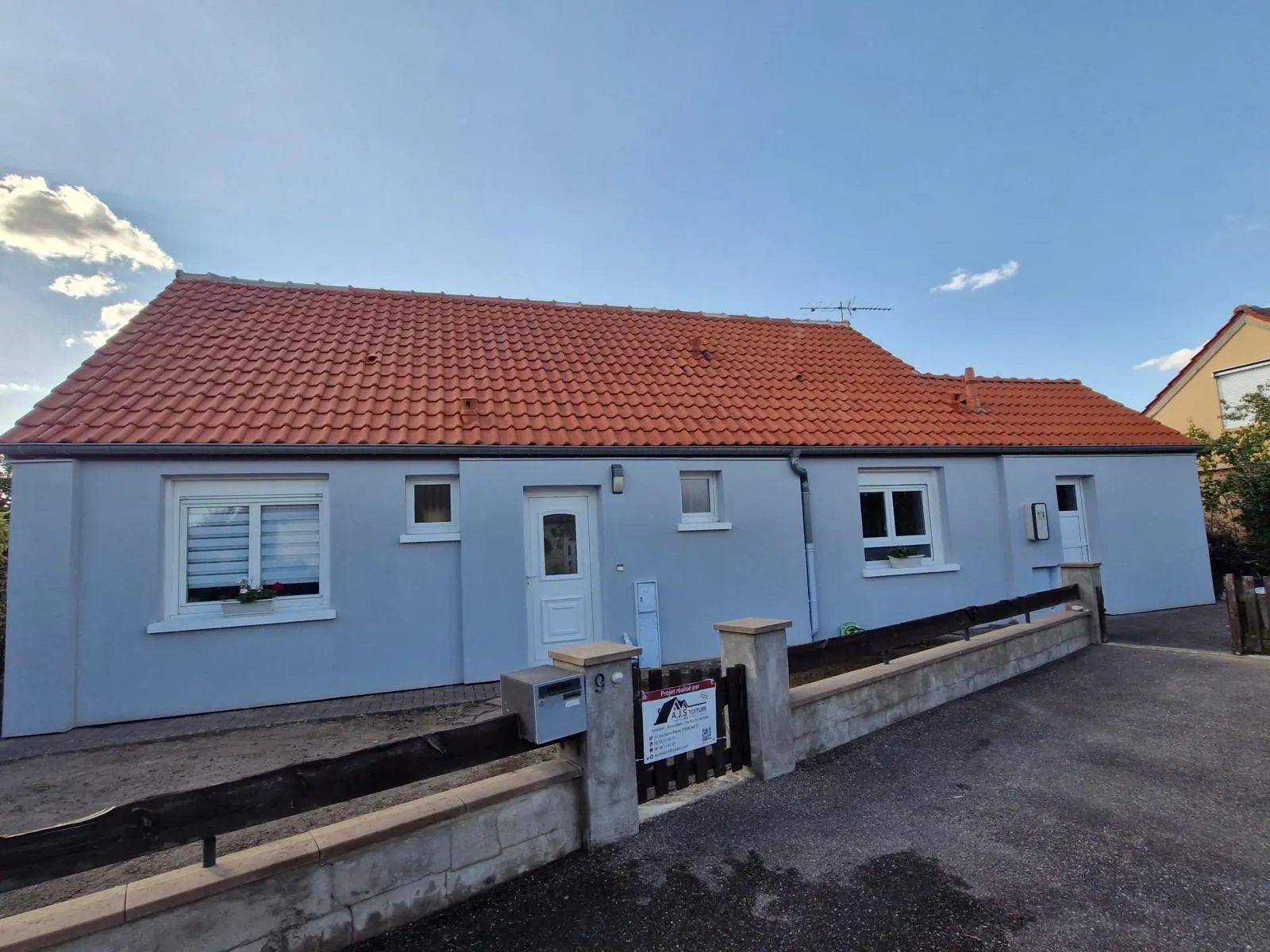 Maison au toit de tuiles rouges refait