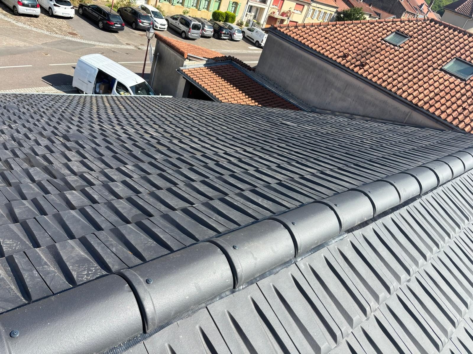 Toiture en tuiles anthracite et faîtage