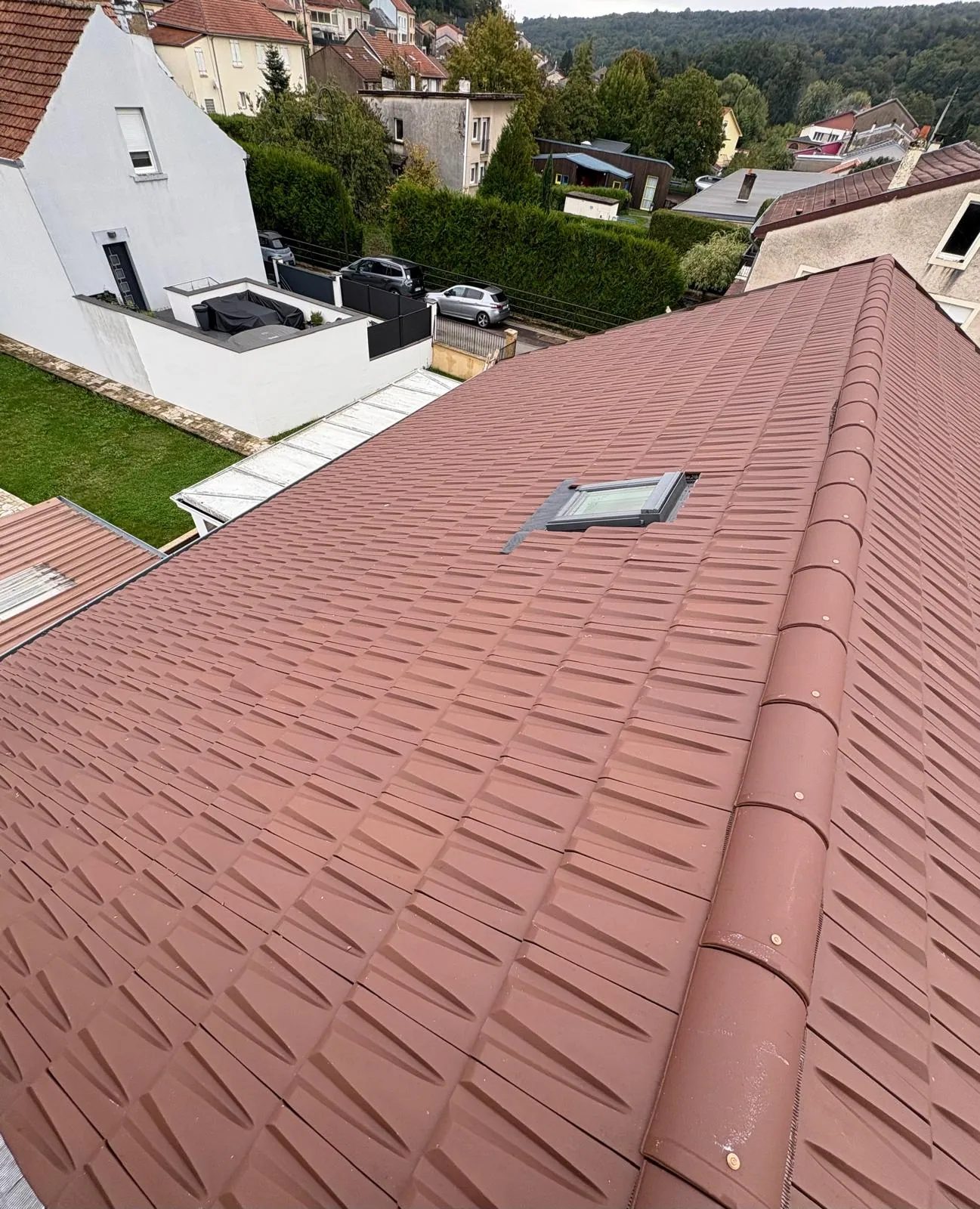 Toiture en tuiles avec fenêtre de toit